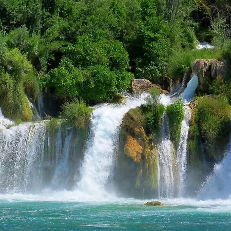 Lägenhet Charming Renovated Next To The Sea Šibenik